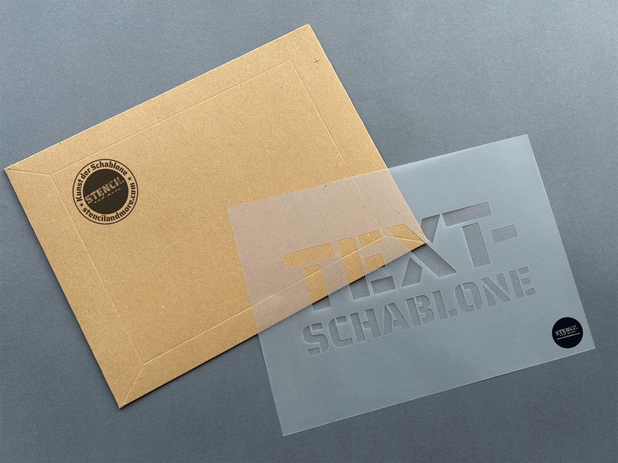 Textschablonen aus Mylarfolie mit einer Dicke von 0,125 mm. Dieses Material ist besonders robust und flexibel, was eine langanhaltende Nutzung sicherstellt. @stencilandmore