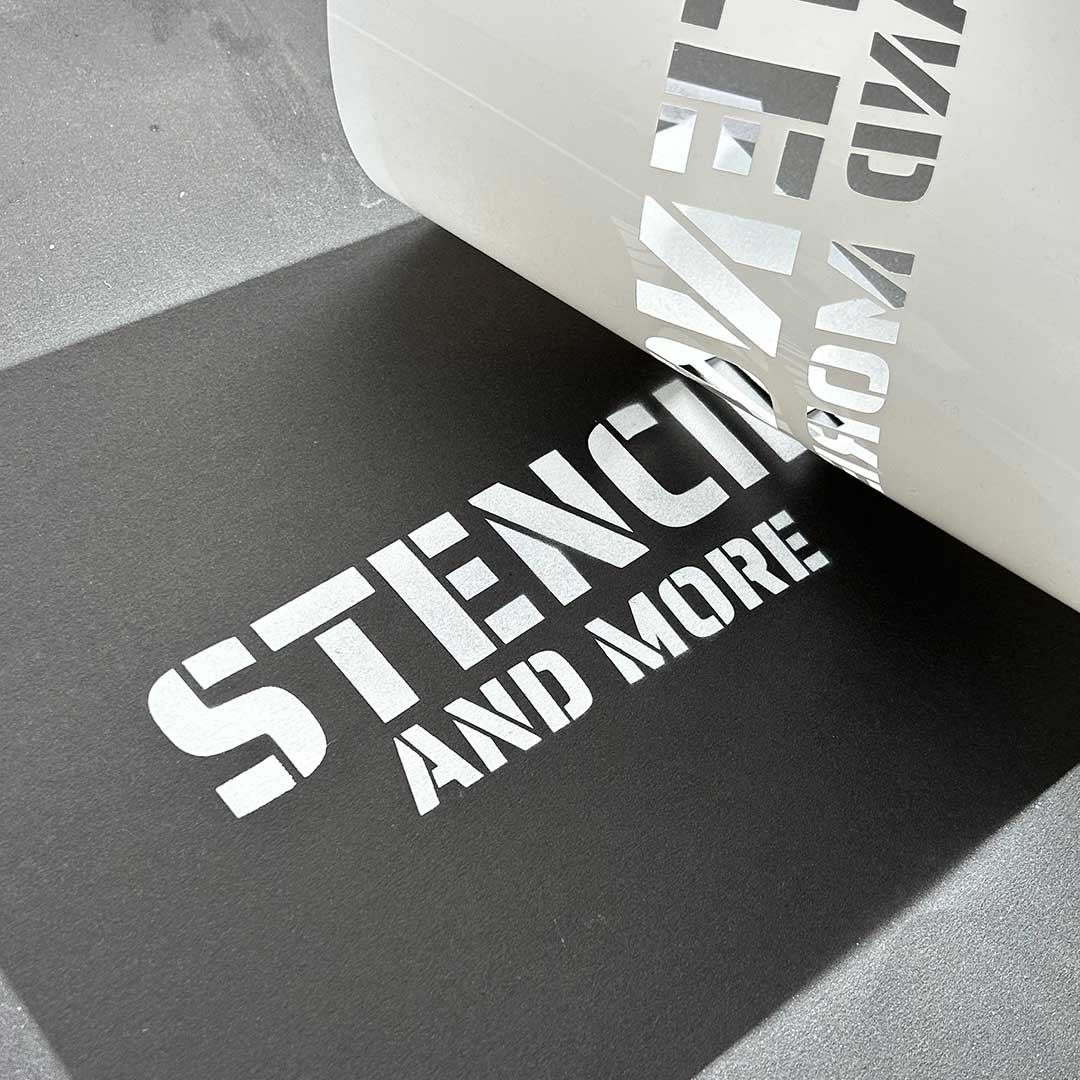 3_SAM_3679_q Schablone mit Buchstaben aus Folie